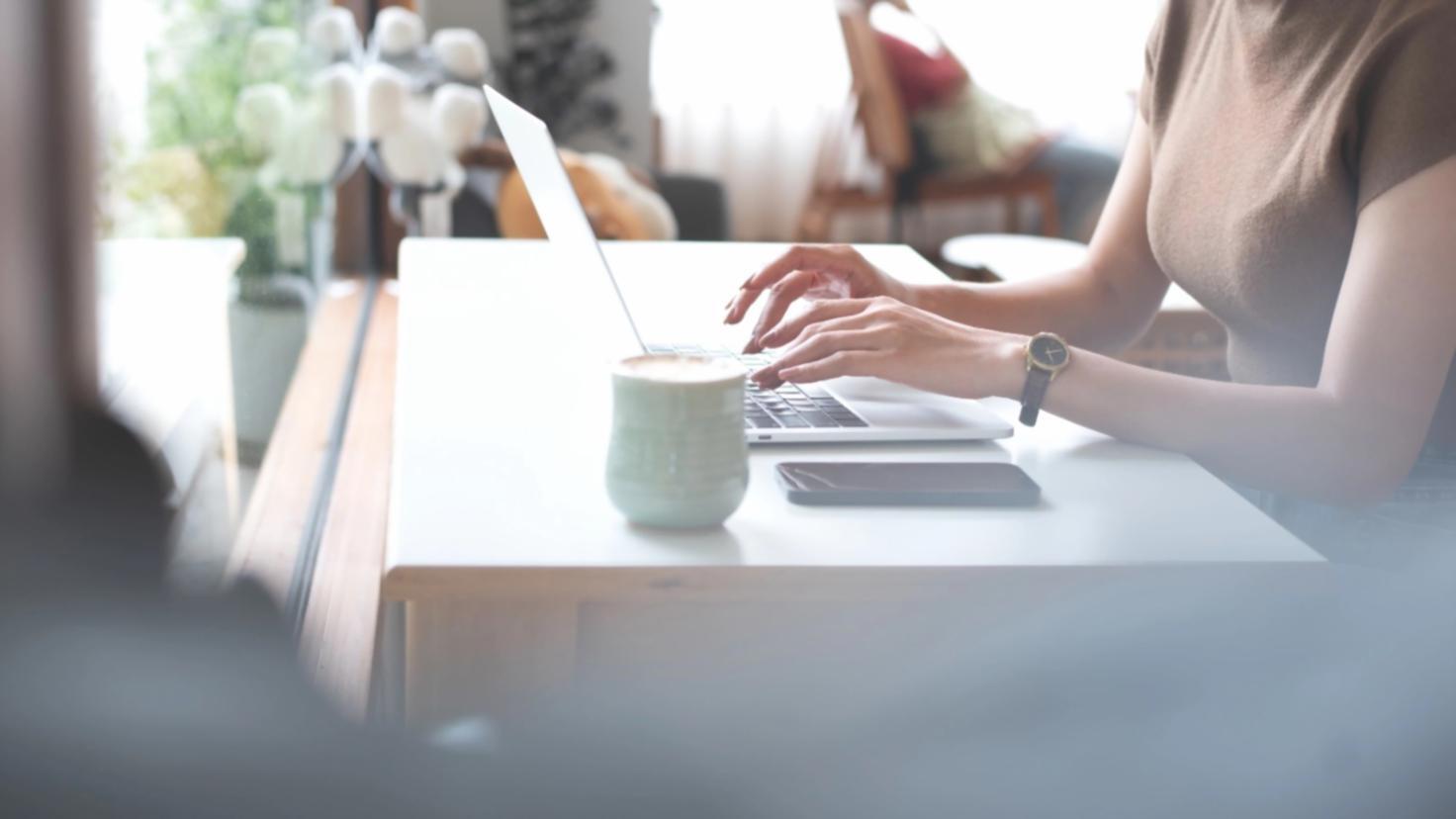 Finanzielle Planung mit strukturierten Materialien und Kalenderübersicht