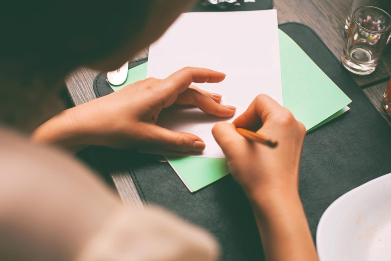 Arbeitsbereich mit Finanzunterlagen und Kalenderplanung auf einem modernen Schreibtisch